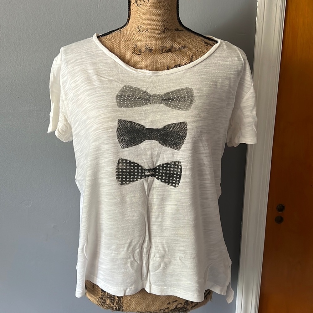 Banana Republic Bow Tie Flowy T-Shirt Size Medium White & Black Tones